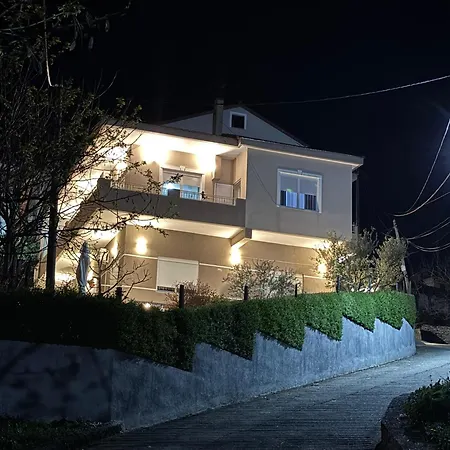 招待所 Ilvi Gjirokastër