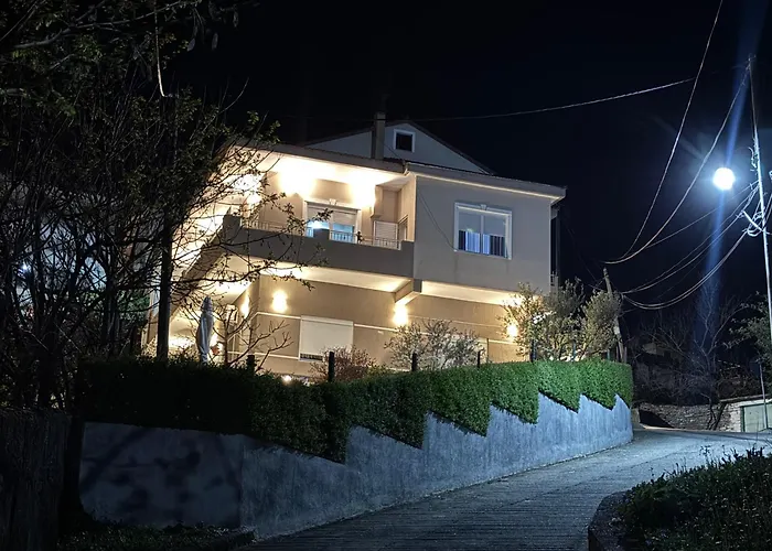 招待所 Ilvi Gjirokastër